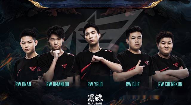 利物浦发角球期间 萨拉赫和亨德森聊了很久