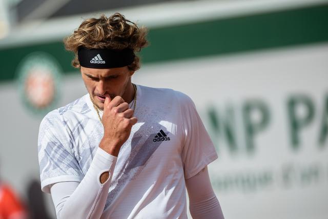 皇马后防问题严重，阿诺德伤缺，球员轮换困难，姆巴佩虽强但后防乏力，形势严峻。