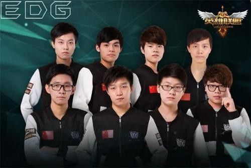 拉卡泽特回到酋长球场，观看并解说枪手对阵拜仁的比赛